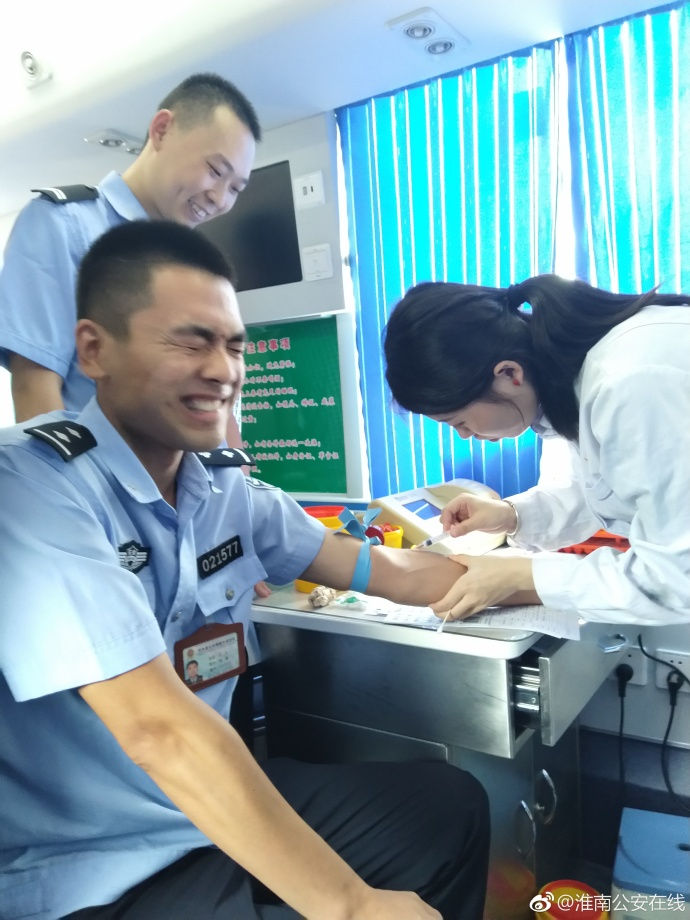 疼skr人！警察在移動(dòng)獻(xiàn)血車(chē)上的表情包亮了